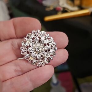 New Beautiful Elegant Silver Floral Brooch